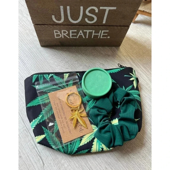 Leaf cosmetic bag with keychain and scrunchie. - Picture 1 of 5